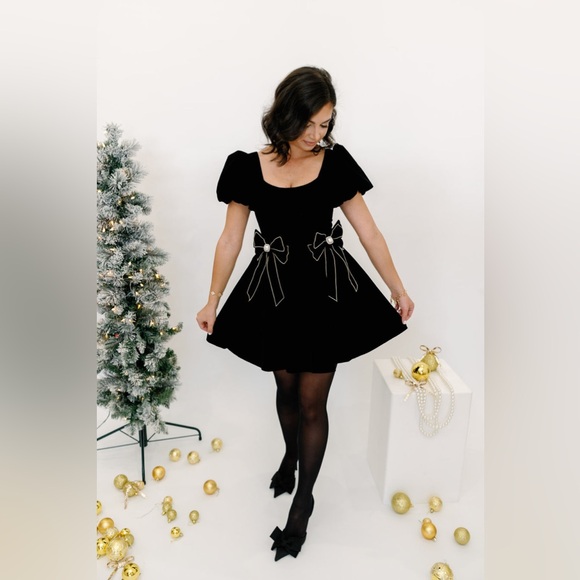 Moon River Dresses & Skirts - Moon River Black Velvet Mini Dress w/ Pearl Bow | Size Small NWT